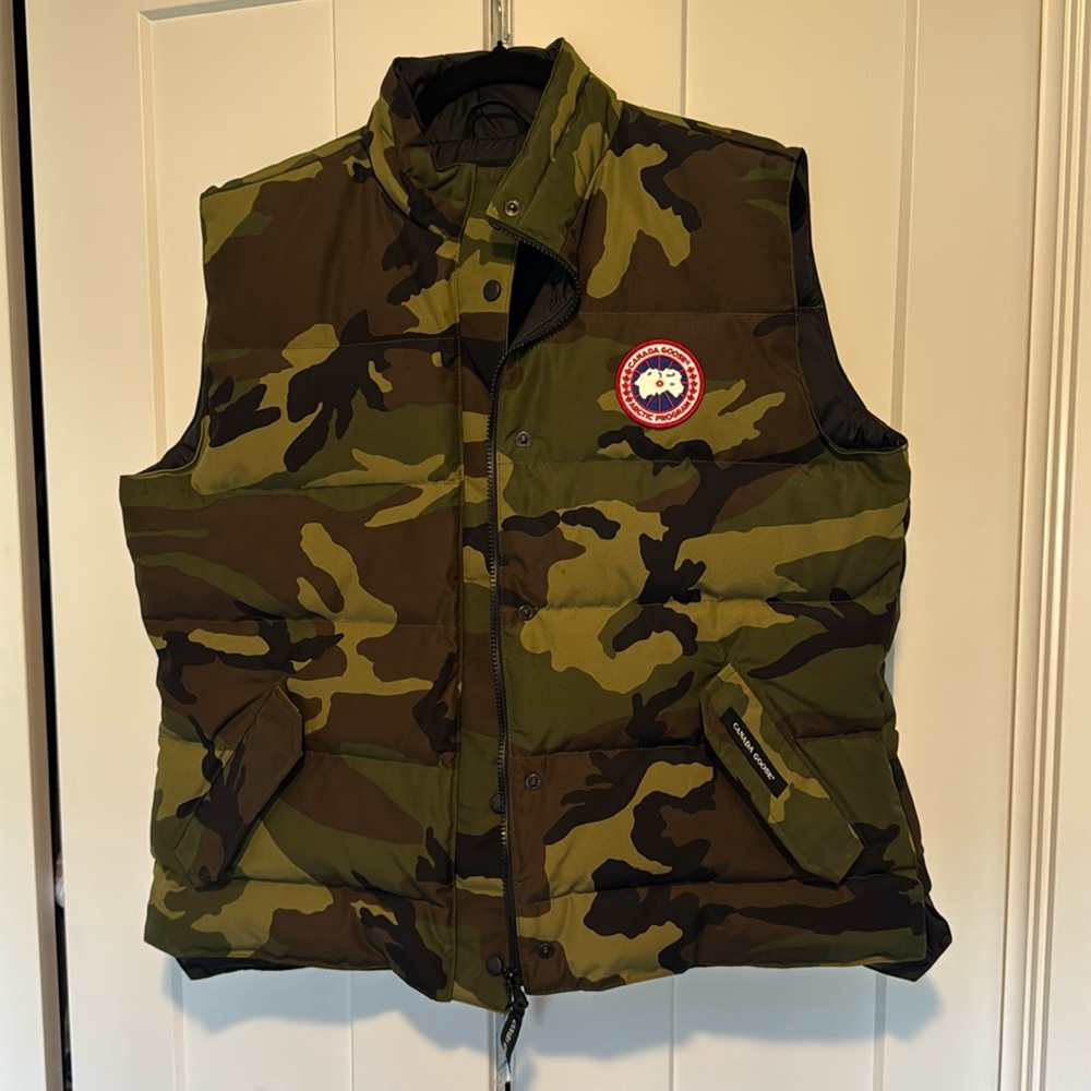 Authentic Canada Goose freestyle vest - classic camo. Women’s size XXL.